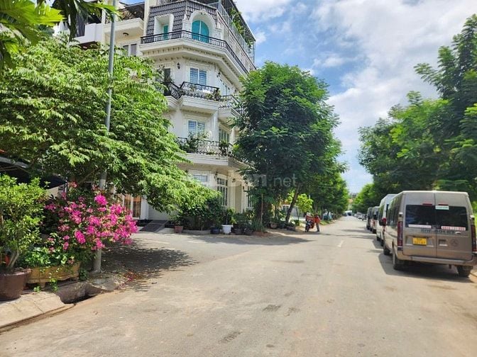 Bán nhà cấp 4 mới mặt tiền đường 16m phú thuận quận 7