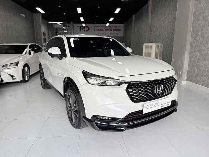 HONDA HRV • RS   ( Màu trắng / nội thất da đen )  • Sản xuất : 2023