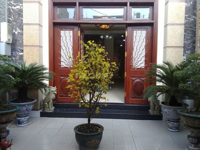 Bán nhà 141m2, 6 lầu, có thang máy, mặt tiền đường Xóm Chiếu.