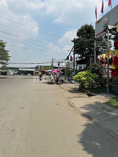 Phòng rộng sạch sẽ- mặt tiền đường Lớn, KDC đông đúc