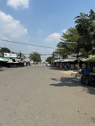 Phòng rộng sạch sẽ- mặt tiền đường Lớn, KDC đông đúc