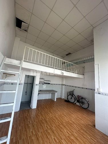 Phòng rộng sạch sẽ- mặt tiền đường Lớn, KDC đông đúc