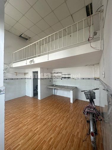 Phòng rộng sạch sẽ- mặt tiền đường Lớn, KDC đông đúc