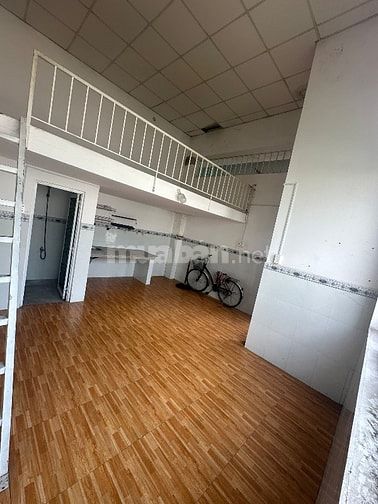 Phòng rộng sạch sẽ- mặt tiền đường Lớn, KDC đông đúc