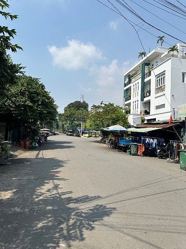 Phòng rộng sạch sẽ- mặt tiền đường Lớn, KDC đông đúc