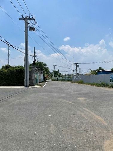 Đất mặt tiền đường Trường Lưu. Đối diện Falm City.