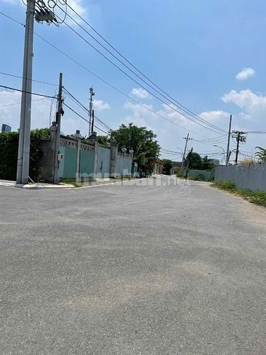 Đất mặt tiền đường Trường Lưu. Đối diện Falm City.