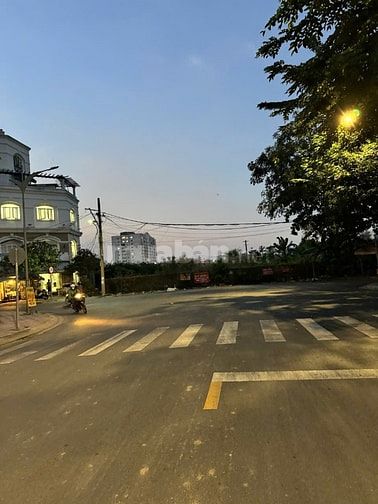Bán nhà mặt tiền đường 30m vị trí tuyệt đẹp ngay kdt mới Thủ Thiêm