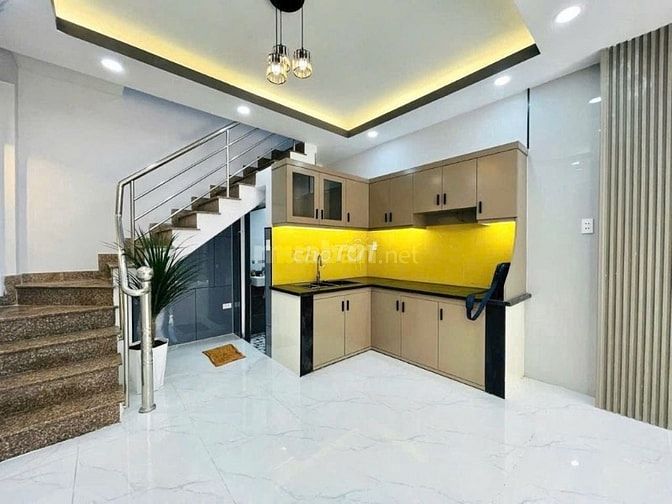 Đi nước ngoài cần bán nhà đường Lạc Long Quân Dt 55m2 giá 1ty650
