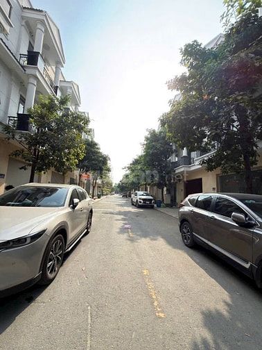 Bán nhà 1 trệt 2 lầu Tân Uyên TPHCM
