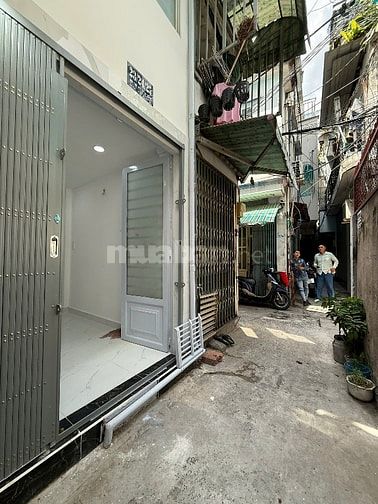 Cho thuê nhà nhỏ xinh hai mặt tiền (trước+sau) 3 tầng. 2pn. 5.5 triệu