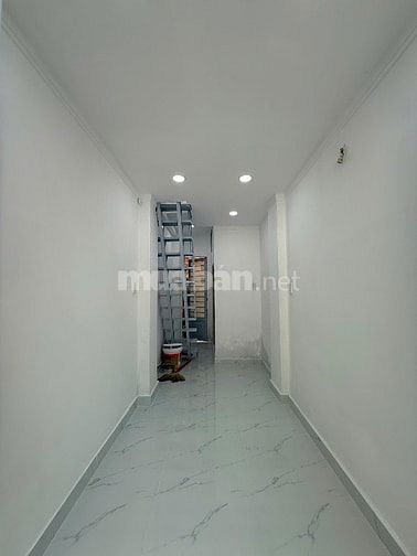 Cho thuê nhà nhỏ xinh hai mặt tiền (trước+sau) 3 tầng. 2pn. 5.5 triệu