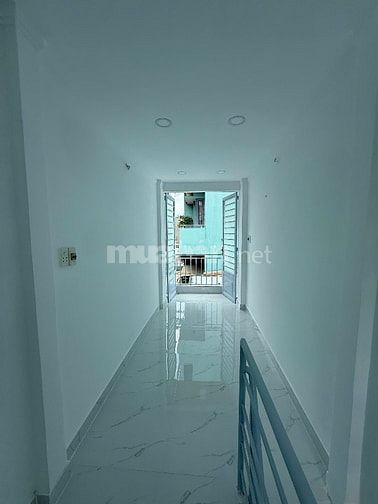 Cho thuê nhà nhỏ xinh hai mặt tiền (trước+sau) 3 tầng. 2pn. 5.5 triệu