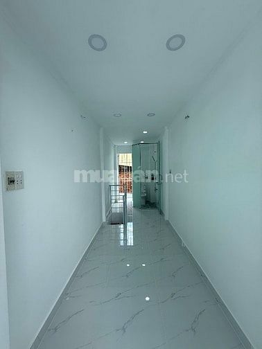 Cho thuê nhà nhỏ xinh hai mặt tiền (trước+sau) 3 tầng. 2pn. 5.5 triệu