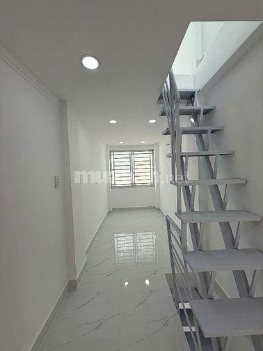 Cho thuê nhà nhỏ xinh hai mặt tiền (trước+sau) 3 tầng. 2pn. 5.5 triệu
