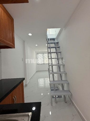 Cho thuê nhà nhỏ xinh hai mặt tiền (trước+sau) 3 tầng. 2pn. 5.5 triệu