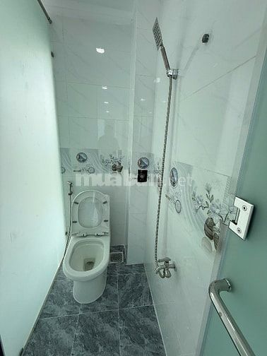 Cho thuê nhà nhỏ xinh hai mặt tiền (trước+sau) 3 tầng. 2pn. 5.5 triệu
