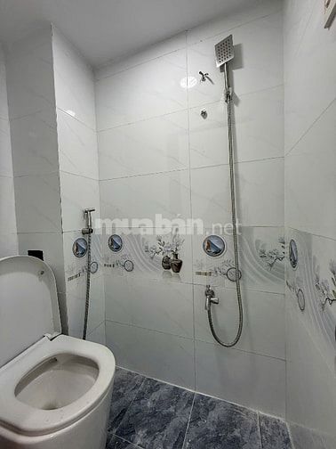 Cho thuê nhà nhỏ xinh hai mặt tiền (trước+sau) 3 tầng. 2pn. 5.5 triệu