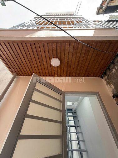 Cho thuê nhà nhỏ xinh hai mặt tiền (trước+sau) 3 tầng. 2pn. 5.5 triệu