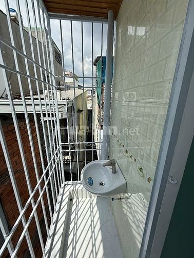 Cho thuê nhà nhỏ xinh hai mặt tiền (trước+sau) 3 tầng. 2pn. 5.5 triệu