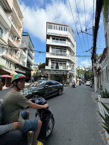 Góc 3mt 22/21 Trương Hoàng Thanh , 223m2 sàn, 5 tầng, có hđ thuê 63tr
