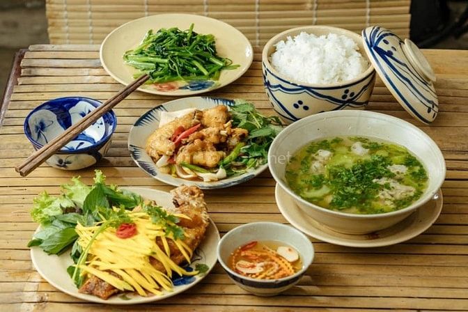 TUYỂN PHỤC VỤ NHÀ HÀNG Ở QUẬN 3