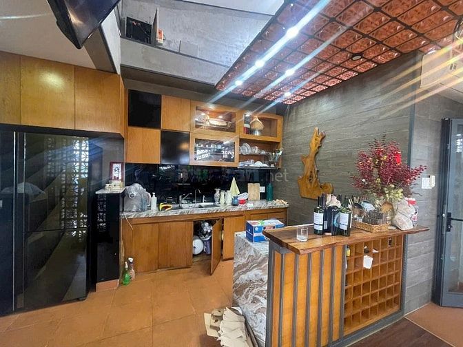 Biệt Thự - Thang Máy - Ngang 8m x 12m - Giáp Quận 1 - Chỉ: 17,X Tỷ