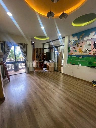 Biệt Thự - Thang Máy - Ngang 8m x 12m - Giáp Quận 1 - Chỉ: 17,X Tỷ