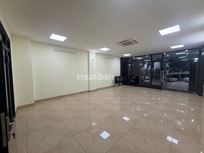Cho thuê mặt bằng phố Nguyễn Văn Lộc, DT 200m2. Có thang máy, giá 26tr