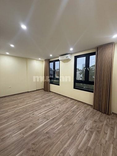 Cho thuê mặt bằng phố Nguyễn Văn Lộc, DT 200m2. Có thang máy, giá 26tr