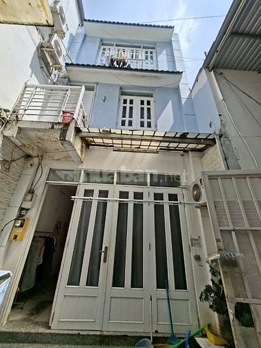 Bán đất tặng 2 căn nhà 1 trệt, 2 lầu, 1 sân, có 8 phòng cho thuê.