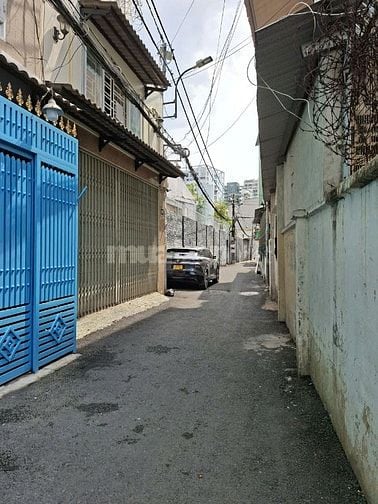 Bán đất tặng 2 căn nhà 1 trệt, 2 lầu, 1 sân, có 8 phòng cho thuê.