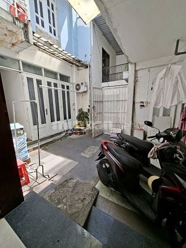 Bán đất tặng 2 căn nhà 1 trệt, 2 lầu, 1 sân, có 8 phòng cho thuê.