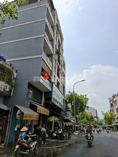 Bán đất tặng 2 căn nhà 1 trệt, 2 lầu, 1 sân, có 8 phòng cho thuê.