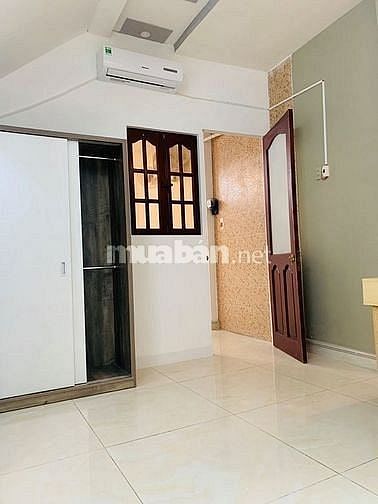 Bán đất tặng 2 căn nhà 1 trệt, 2 lầu, 1 sân, có 8 phòng cho thuê.