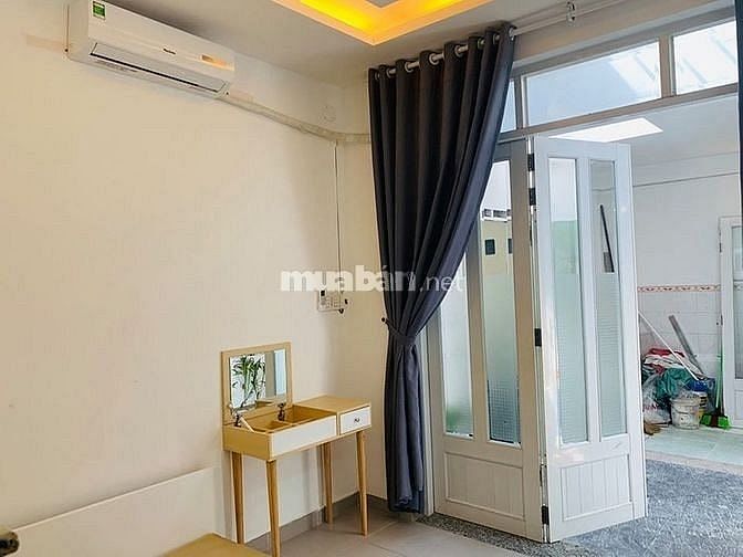 Bán đất tặng 2 căn nhà 1 trệt, 2 lầu, 1 sân, có 8 phòng cho thuê.