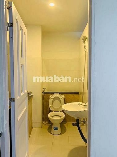 Bán đất tặng 2 căn nhà 1 trệt, 2 lầu, 1 sân, có 8 phòng cho thuê.
