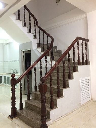 Bán đất tặng 2 căn nhà 1 trệt, 2 lầu, 1 sân, có 8 phòng cho thuê.