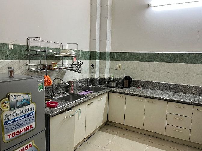 Cho thuê nhà nguyên căn hẻm 302 Hai Bà Trưng, P.TĐ, Q1: 5mx14m, 1 lầu