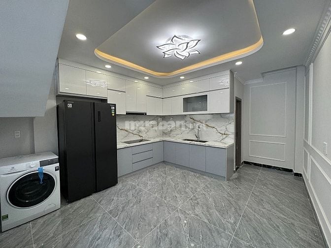 Nhà 4 tầng (4x12,5), vuông, full nội thất, hẻm xe hơi NGUYỄN VĂN TRỖI