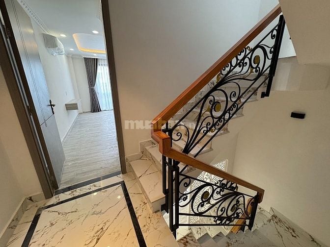 Nhà 4 tầng (4x12,5), vuông, full nội thất, hẻm xe hơi NGUYỄN VĂN TRỖI