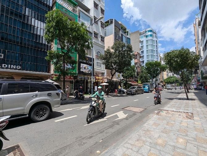 Cho thuê tòa nhà 221-223-225 Lý Tự Trọng, Phường Bến Thành (Quận 1 cũ)