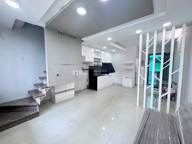 CC 52 P5 Q8 2PN 49m2  sd thang máy, ngay TTHC Q8 SHR tặng nội thất