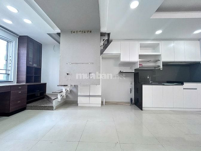 CC 52 P5 Q8 2PN 49m2  sd thang máy, ngay TTHC Q8 SHR tặng nội thất