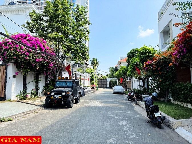 BÁN ĐẤT BIỆT THỰ : 200 LÔ B8 NGUYỄN VĂN HƯỞNG - P. THẢO ĐIỀN - Q. 2 