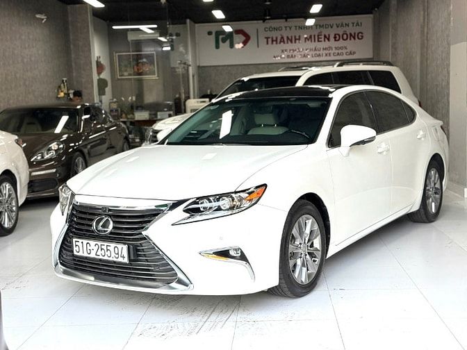 LEXUS ES250  • Đklđ : 2017 Date 2016 • Một chủ mua mới từ đầu
