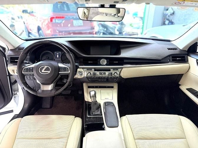 LEXUS ES250  • Đklđ : 2017 Date 2016 • Một chủ mua mới từ đầu