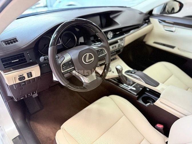 LEXUS ES250  • Đklđ : 2017 Date 2016 • Một chủ mua mới từ đầu