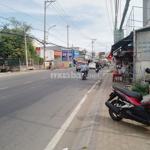 Nhà ở và đất trống mặt tiền đường quốc lộ 50
