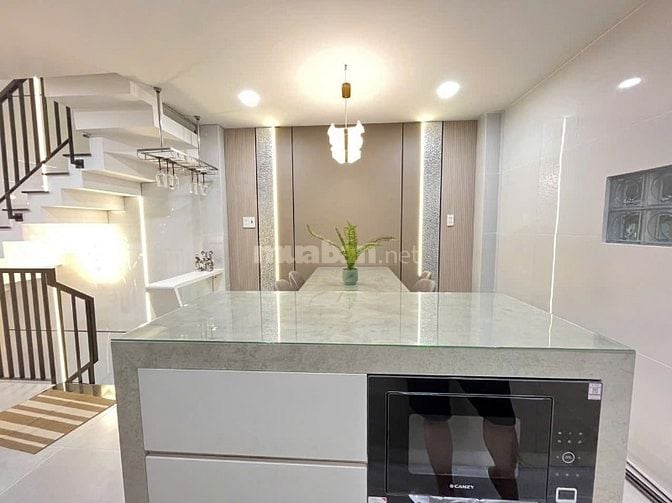 Nhà xây mới full nội thất cao cấp. Có thang máy.